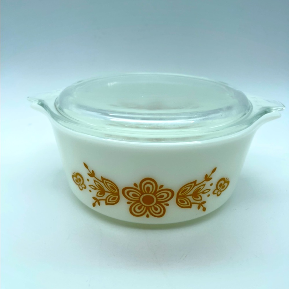 Vintage Pyrex Butterfly Gold White 472  1 1/2 Pt Casserole Dish With Glass Lid